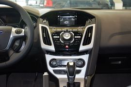 2012款福特福克斯两厢2.0L手自一体豪华运动型