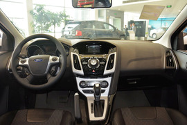 2012款福特福克斯两厢2.0L手自一体豪华运动型