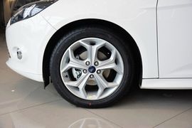 2012款福特福克斯两厢2.0L手自一体豪华运动型