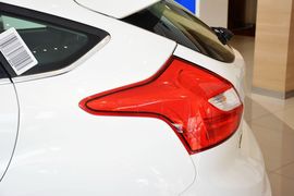 2012款福特福克斯两厢2.0L手自一体豪华运动型
