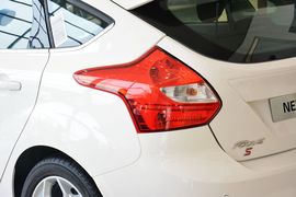 2012款福特福克斯两厢2.0L手自一体豪华运动型