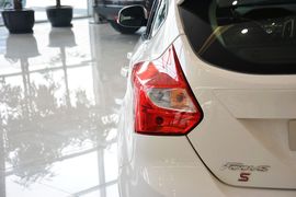 2012款福特福克斯两厢2.0L手自一体豪华运动型