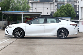 2019款丰田凯美瑞