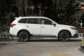 2020款三菱欧蓝德