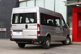   2020款 东风御风 V9 2.5T物流车长轴中顶7座国V ZD25
