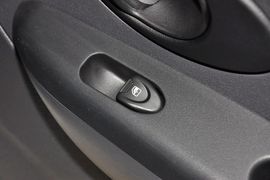 2012款宝骏乐驰1.0L手动优越型