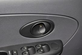 2012款宝骏乐驰1.0L手动优越型