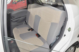 2012款宝骏乐驰1.0L手动优越型