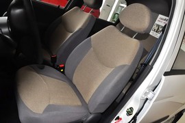 2012款宝骏乐驰1.0L手动优越型