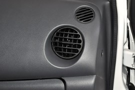 2012款宝骏乐驰1.0L手动优越型