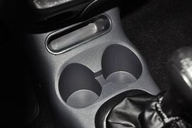 2012款宝骏乐驰1.0L手动优越型