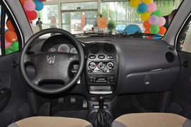 2012款宝骏乐驰1.0L手动优越型