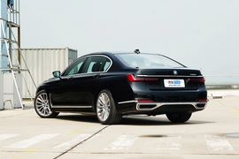 2021款宝马740Li