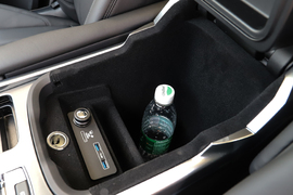 2022款路虎揽胜运动版新能源