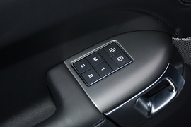 2022款路虎揽胜运动版新能源