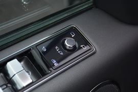 2022款路虎揽胜运动版新能源