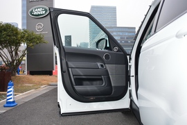 2022款路虎揽胜运动版新能源