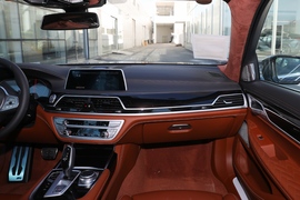 2021款宝马740Li