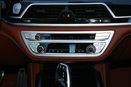 2021款宝马740Li