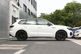   2022款大众途锐 3.0TSI 锐享版 曜黑运动套装