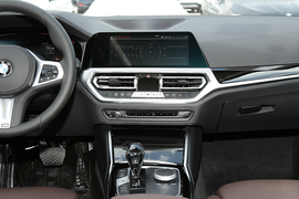 2022款宝马320Li