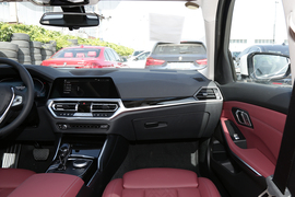 2022款宝马320i