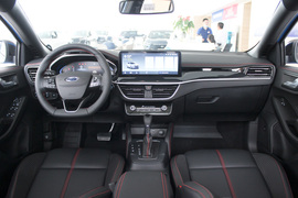 2022款福特福克斯三厢