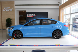 2022款福特福克斯三厢
