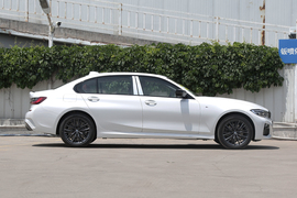 2022款宝马330Li