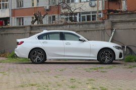 2022款宝马325i