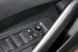 2022款丰田卡罗拉锐放