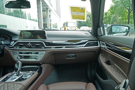 2022款宝马740Li