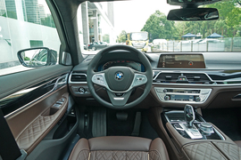 2022款宝马740Li