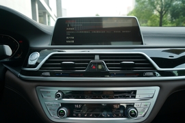 2022款宝马740Li