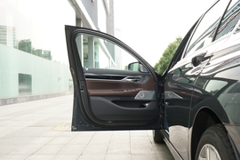 2022款宝马740Li