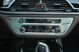 2022款宝马740Li