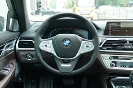 2022款宝马740Li