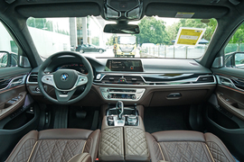2022款宝马740Li