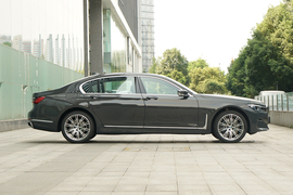 2022款宝马740Li