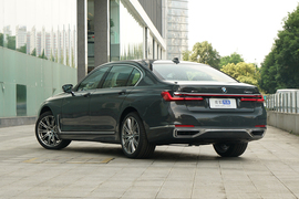 2022款宝马740Li