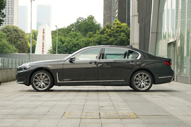 2022款宝马740Li