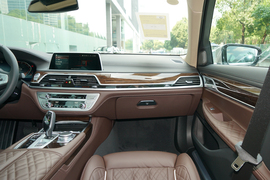2022款宝马740Li