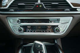 2022款宝马740Li