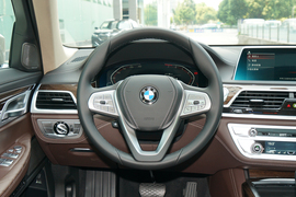 2022款宝马740Li