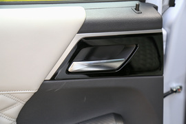 2023款三菱欧蓝德1.5T四驱尊耀版7座