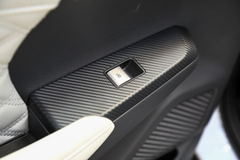 2023款三菱欧蓝德1.5T四驱尊耀版7座