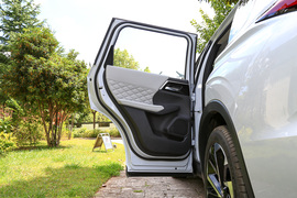 2023款三菱欧蓝德1.5T四驱尊耀版7座