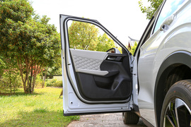 2023款三菱欧蓝德1.5T四驱尊耀版7座