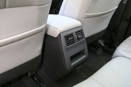 2023款三菱欧蓝德1.5T四驱尊耀版7座