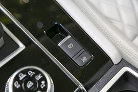 2023款三菱欧蓝德1.5T四驱尊耀版7座